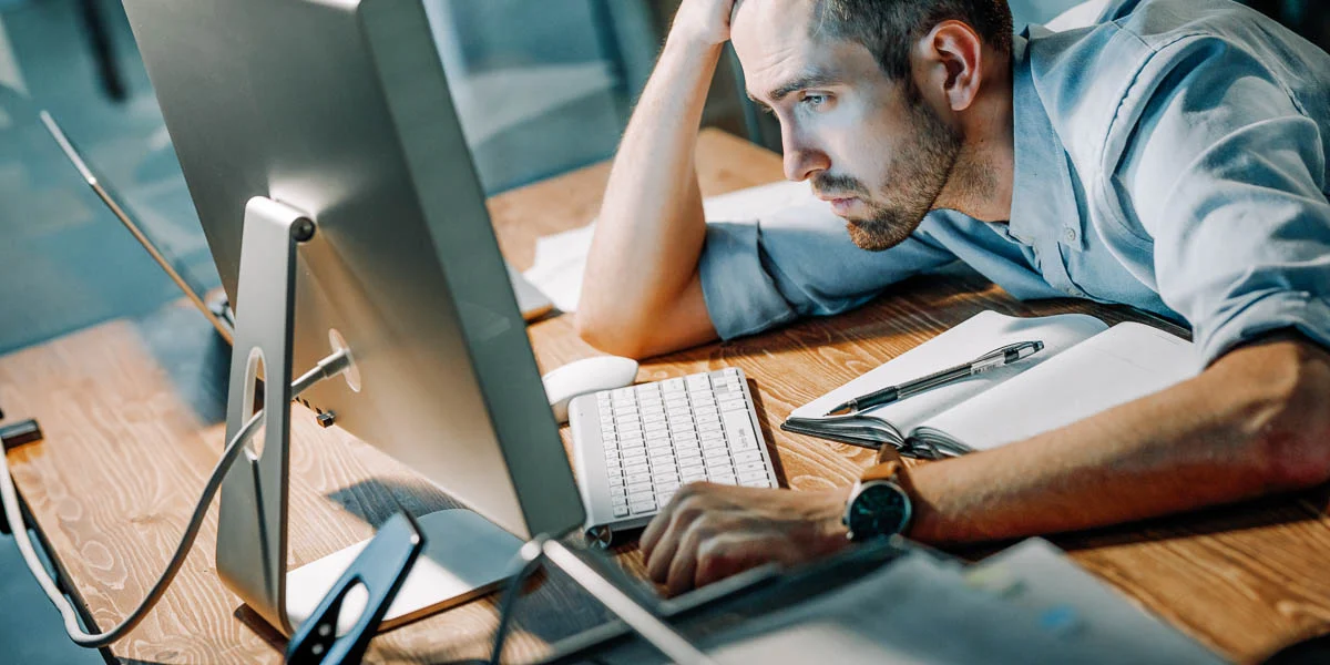 man looking at computer stressed